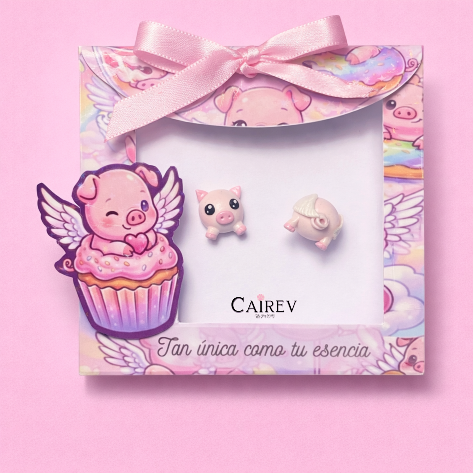 Aretes de cerdito con alas en presentación decorativa para regalo