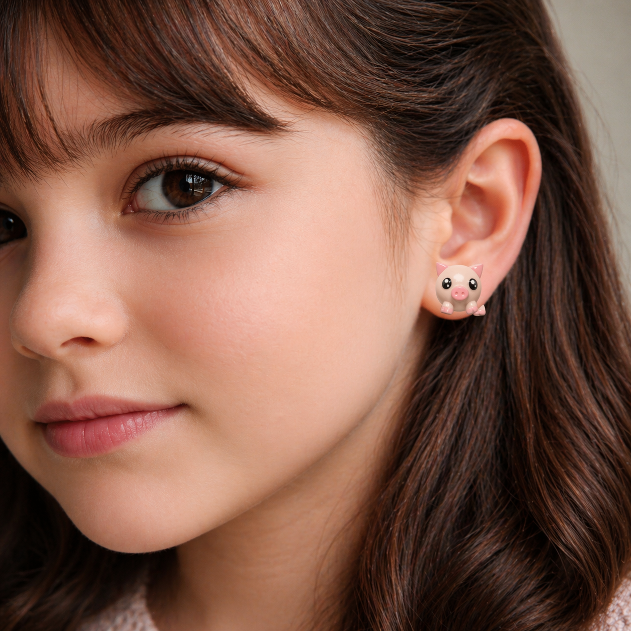 Modelo usando aretes de cerdito bolita kawaii color rosa