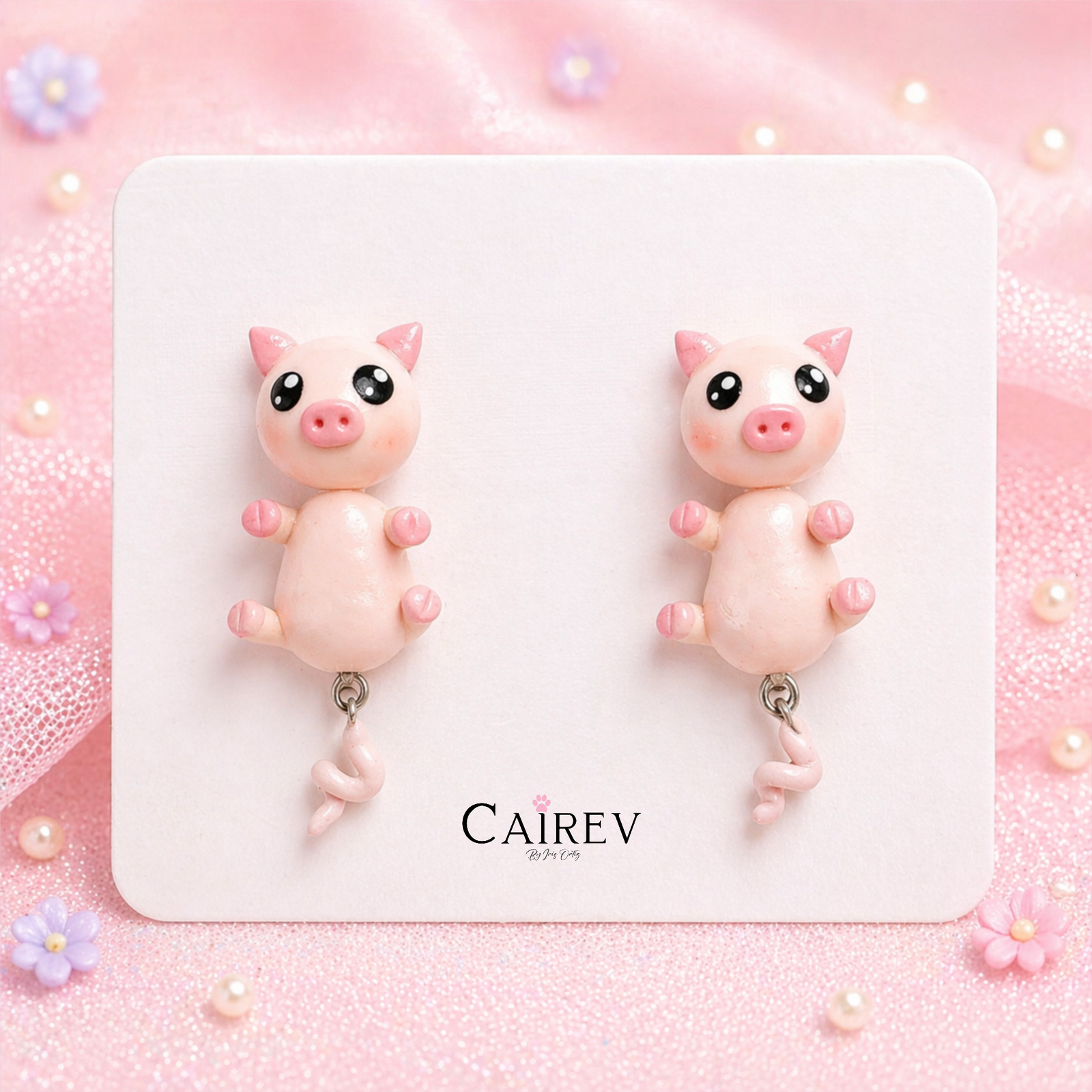 Vista frontal de aretes de cerdito kawaii con cola en espiral
