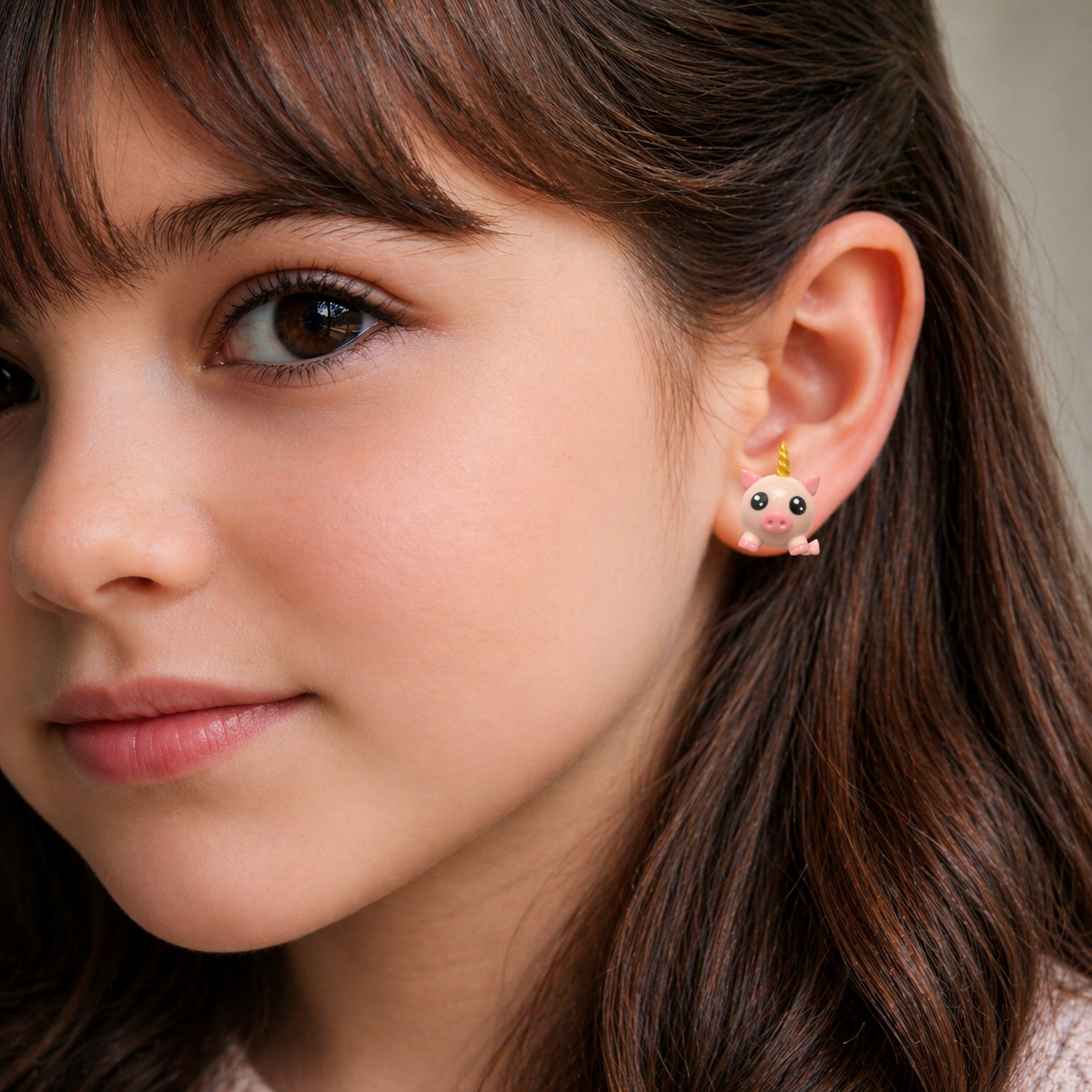 Modelo usando aretes de cerdito unicornio con alas kawaii