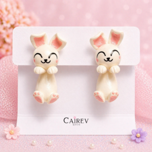 Aretes de conejito kawaii artesanales hechos a mano en color blanco con detalles rosa pastel