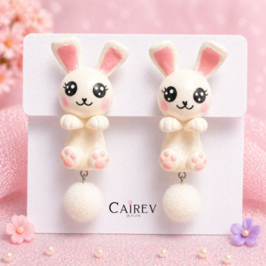 Aretes de conejito kawaii con pompón blanco elaborados artesanalmente en tonos rosa pastel