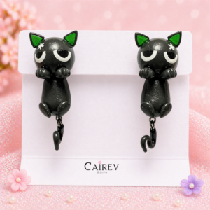 Aretes de gatito negro enfadado con detalles verdes y cola colgante hechos a mano