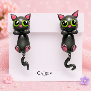 Aretes de gatito negro kawaii con ojos verdes grandes y cola colgante hechos a mano