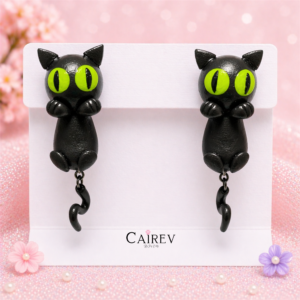Aretes de gatito negro misterioso con ojos verdes brillantes y cola colgante hechos a mano
