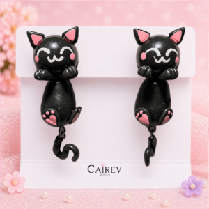 Aretes de gatito negro sonriente con detalles rosas y cola colgante hechos a mano
