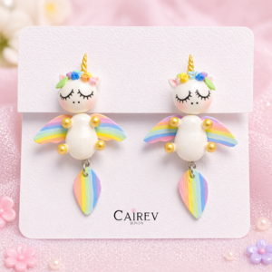 Aretes de unicornio con alas kawaii artesanales hechos a mano con porcelana fría y detalles arcoíris