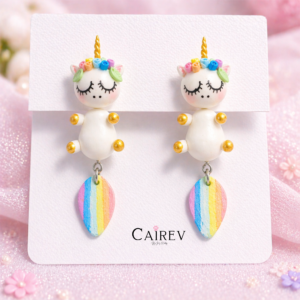 Aretes de unicornio kawaii artesanales hechos a mano con porcelana fría y detalle arcoíris