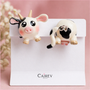 Aretes de vaquita bolita kawaii hechos a mano color blanco con manchas negras