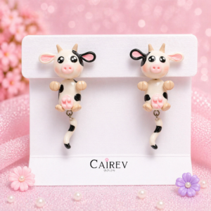 Aretes de vaquita kawaii hechos a mano con cola colgante y detalles rosas