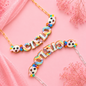 Collares personalizados de axolote kawaii con nombres decorados en colores, uno con cadena dorada y otro con cadena plateada.