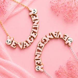 Collares personalizados de conejito feliz kawaii con nombres decorados en rosa, uno con cadena dorada y otro con cadena plateada.