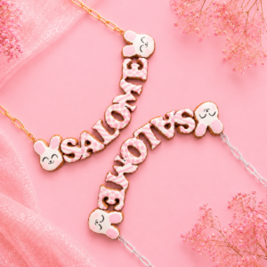 Collares personalizados de conejito kawaii con nombres decorados en rosa, uno con cadena dorada y otro con cadena plateada.