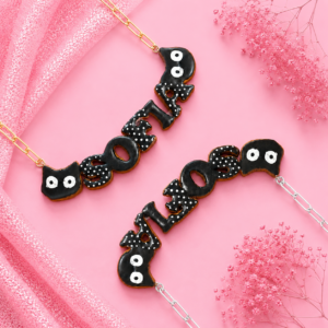 Collares personalizados de gatito negro mirón kawaii con nombres decorados, uno con cadena dorada y otro con cadena plateada.