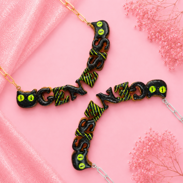 Collares personalizados de gatito negro misterioso kawaii con nombres decorados, uno con cadena dorada y otro con cadena plateada.