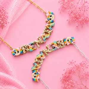 Collares personalizados de pegaso kawaii con nombres decorados en colores, uno con cadena dorada y otro con cadena plateada.