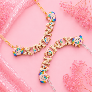 Collares personalizados de unicornio con alas kawaii con nombres decorados, uno con cadena dorada y otro con cadena plateada.