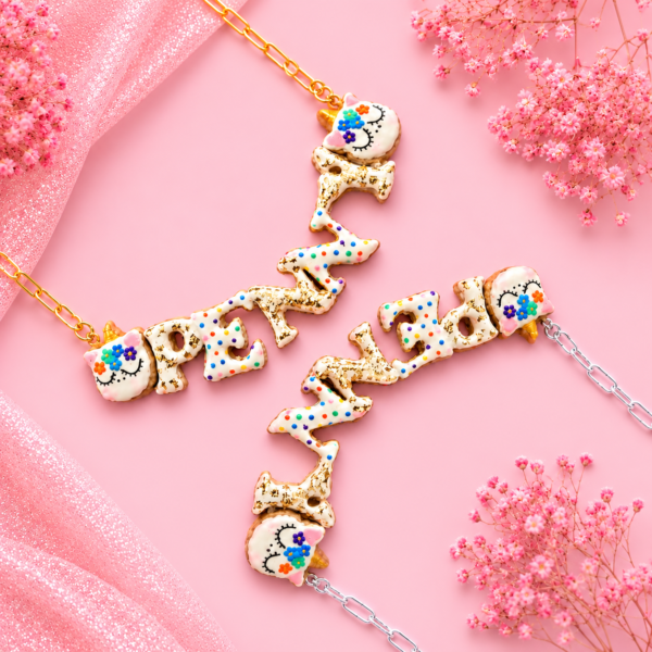 Collares personalizados de unicornio kawaii con nombres decorados, uno con cadena dorada y otro con cadena plateada.