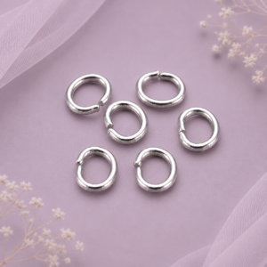 Detalle de argollas abiertas de acero inoxidable 304 de 3 × 2.5 × 0.4 mm
